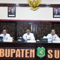Kepala Bapenda Sumenep, Faruk Hanafi, bersama Plt. Sekdakab, Raden Achmad Syahwan Effendy saat di acara Optimalisasi Implementasi Pembayaran Retribusi Pelayanan Kesehatan dengan Kanal QRIS dan Penggunaan Kartu Kredit Indonesia (KKI) (Za - garudajatim.com) 