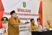 Wakil Bupati Sumenep, KH. Imam Hasyim, bersama Kepala Dinas Ketenagakerjaan Kabupaten Sumenep, Heru Santoso saat sambutan di acara sosialisasi penerapan Upah Minimum Kabupaten (UMK) (Za - garudajatim.com)
