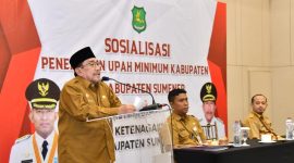 Wakil Bupati Sumenep, KH. Imam Hasyim, bersama Kepala Dinas Ketenagakerjaan Kabupaten Sumenep, Heru Santoso saat sambutan di acara sosialisasi penerapan Upah Minimum Kabupaten (UMK) (Za - garudajatim.com)