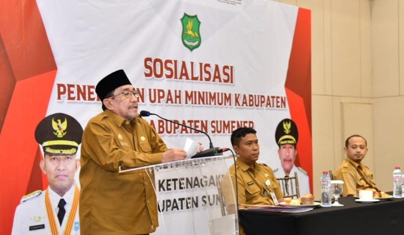 Wakil Bupati Sumenep, KH. Imam Hasyim, bersama Kepala Dinas Ketenagakerjaan Kabupaten Sumenep, Heru Santoso saat sambutan di acara sosialisasi penerapan Upah Minimum Kabupaten (UMK) (Za - garudajatim.com)
