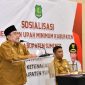 Wakil Bupati Sumenep, KH. Imam Hasyim, bersama Kepala Dinas Ketenagakerjaan Kabupaten Sumenep, Heru Santoso saat sambutan di acara sosialisasi penerapan Upah Minimum Kabupaten (UMK) (Za - garudajatim.com)