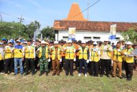 Foto bersama Pemerintah Kabupaten Gresik dengan Dinas PUTR saat melakukan pemasangan paving di ruas Jalan Kedungsumber Tanah Pandean (Istimewa - garudajatim.com)