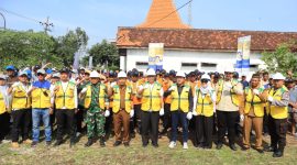 Foto bersama Pemerintah Kabupaten Gresik dengan Dinas PUTR saat melakukan pemasangan paving di ruas Jalan Kedungsumber Tanah Pandean (Istimewa - garudajatim.com)