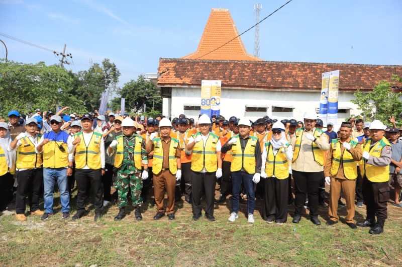 Foto bersama Pemerintah Kabupaten Gresik dengan Dinas PUTR saat melakukan pemasangan paving di ruas Jalan Kedungsumber Tanah Pandean (Istimewa - garudajatim.com)