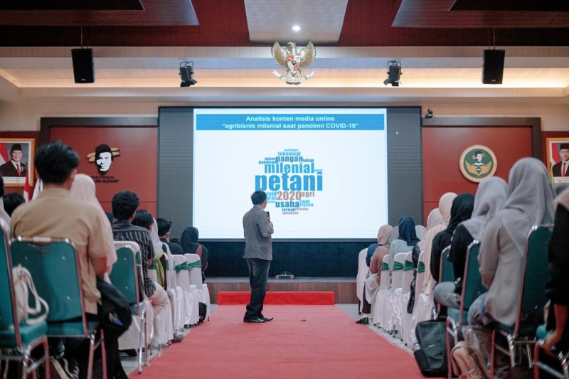 Universitas Bahaudin Mudhary (UNIBA) Madura saat menggelar acara Studium Generale bertajuk “Digitalisasi dan Transformasi: Menakar Peluang dan Realita di Dunia Usaha” (Za - garudajatim.com)