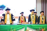 Rektor UNIBA Madura, Rahmat Hidayat, bersama seluruh sivitas akademika dalam rangka wisuda Sarjana ke-IV (Za - garudajatim.com)