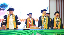 Rektor UNIBA Madura, Rahmat Hidayat, bersama seluruh sivitas akademika dalam rangka wisuda Sarjana ke-IV (Za - garudajatim.com)