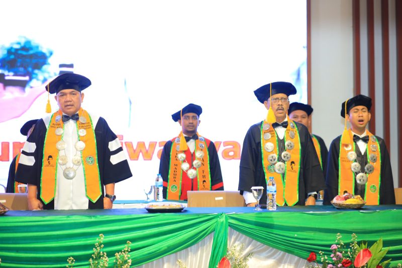 Rektor UNIBA Madura, Rahmat Hidayat, bersama seluruh sivitas akademika dalam rangka wisuda Sarjana ke-IV (Za - garudajatim.com)