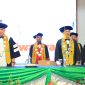 Rektor UNIBA Madura, Rahmat Hidayat, bersama seluruh sivitas akademika dalam rangka wisuda Sarjana ke-IV (Za - garudajatim.com)