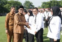 Bupati Sumenep, Achmad Fauzi Wongsojudo, saat bersalaman dan menyerahkan SK kepada PPPK paruh waktu (Za - garudajatim.com)