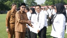 Bupati Sumenep, Achmad Fauzi Wongsojudo, saat bersalaman dan menyerahkan SK kepada PPPK paruh waktu (Za - garudajatim.com)