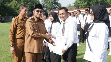 Bupati Sumenep, Achmad Fauzi Wongsojudo, saat bersalaman dan menyerahkan SK kepada PPPK paruh waktu (Za - garudajatim.com)