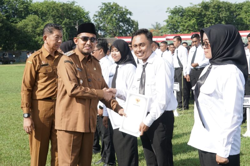 Bupati Sumenep, Achmad Fauzi Wongsojudo, saat bersalaman dan menyerahkan SK kepada PPPK paruh waktu (Za - garudajatim.com)