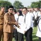 Bupati Sumenep, Achmad Fauzi Wongsojudo, saat bersalaman dan menyerahkan SK kepada PPPK paruh waktu (Za - garudajatim.com)