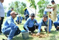 Bupati Sumenep, Achmad Fauzi Wongsojudo, saat menanam 1.300 bibit pohon (Za - garudajatim.com)