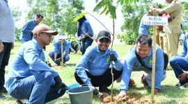 Bupati Sumenep, Achmad Fauzi Wongsojudo, saat menanam 1.300 bibit pohon (Za - garudajatim.com)