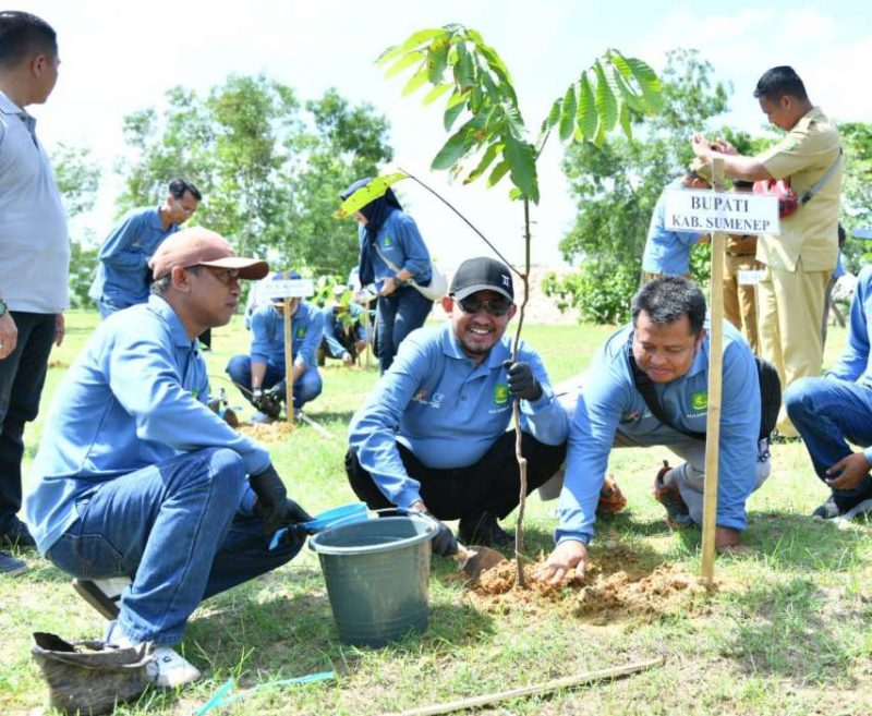 Bupati Sumenep, Achmad Fauzi Wongsojudo, saat menanam 1.300 bibit pohon (Za - garudajatim.com)