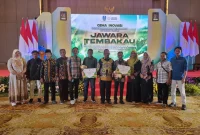 Kepala Dinas Ketahanan Pangan dan Pertanian (DKPP) Sumenep, Chainur Rasyid,(tengah berkacamata) saat menerima penghargaan inovasi pertanian tingkat Jawa Timur (Istimewa - garudajatim.com)