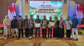 Kepala Dinas Ketahanan Pangan dan Pertanian (DKPP) Sumenep, Chainur Rasyid,(tengah berkacamata) saat menerima penghargaan inovasi pertanian tingkat Jawa Timur (Istimewa - garudajatim.com)