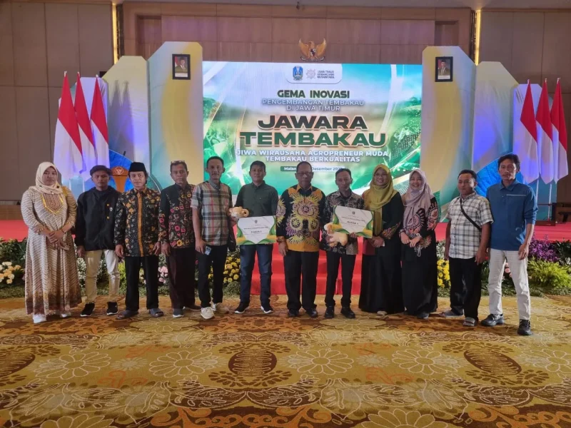 Kepala Dinas Ketahanan Pangan dan Pertanian (DKPP) Sumenep, Chainur Rasyid,(tengah berkacamata) saat menerima penghargaan inovasi pertanian tingkat Jawa Timur (Istimewa - garudajatim.com)