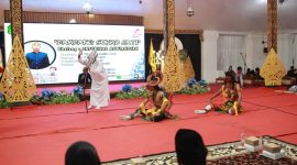 Festival Dalang Topeng Remaja saat berantraksi diatas panggung (Za - garudajatim.com)