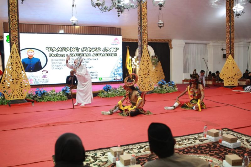 Festival Dalang Topeng Remaja saat berantraksi diatas panggung (Za - garudajatim.com)
