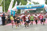 Ribuan peserta Sumenep Sun Run saat berlari menuju garis finish (Za - garudajatim.com)