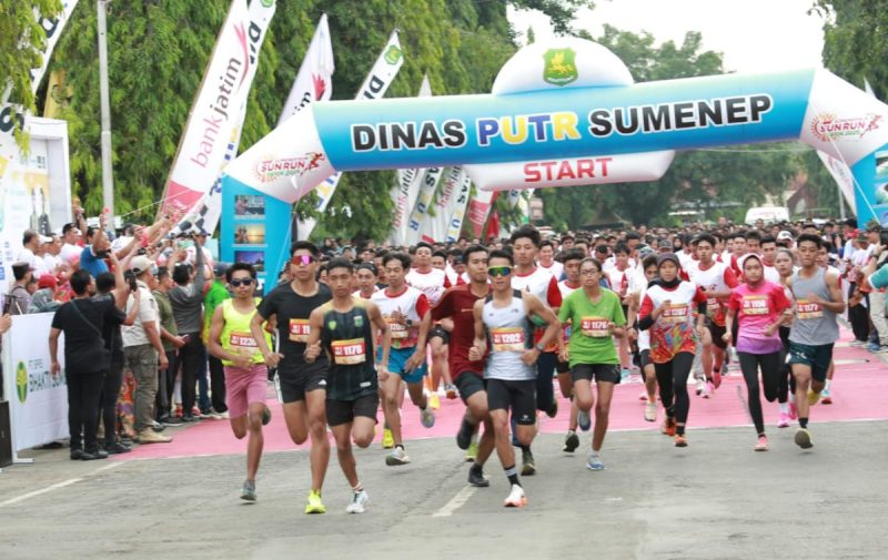 Ribuan peserta Sumenep Sun Run saat berlari menuju garis finish (Za - garudajatim.com)