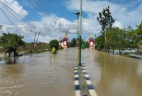 Jalan raya Sumenep - Pamekasan saat direndam banjir (Za - garudajatim.com)