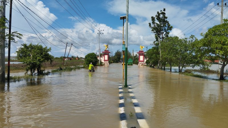 Jalan raya Sumenep - Pamekasan saat direndam banjir (Za - garudajatim.com)