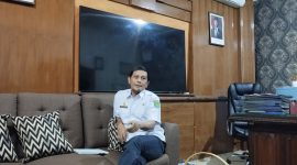 Kepala Dinas Sosial Kabupaten Sumenep, Mustangin, saat diwawancarai di ruangannya (Za - garudajatim.com)