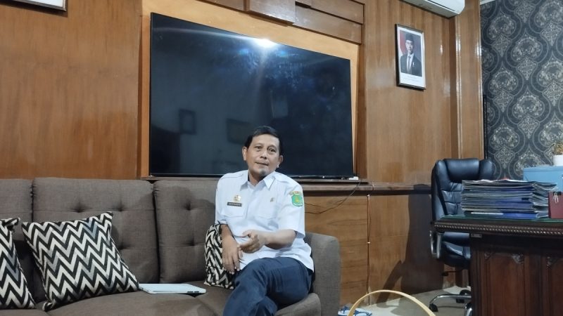 Kepala Dinas Sosial Kabupaten Sumenep, Mustangin, saat diwawancarai di ruangannya (Za - garudajatim.com)