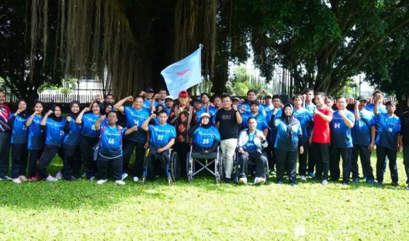 Foto bersama Sekretaris Daerah Kabupaten Kediri, Mohamad Solikin, dengan atlet NPCI saat pelepasan (Istimewa - garudajatim.com)