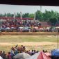 Ribuan masyarakat Madura saat menonton lomba karapan sapi di HUT pertama DRT Sumenep (Za - garudajatim.com)