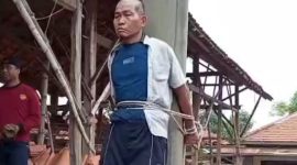 Pencuri kotak amal masjid saat diamankan warga Desa Pakandangan Barat, Kecamatan Bluto, Kabupaten Sumenep, Jawa Timur (Za - garudajatim.com)