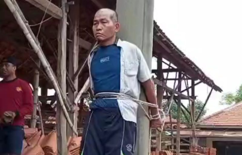 Pencuri kotak amal masjid saat diamankan warga Desa Pakandangan Barat, Kecamatan Bluto, Kabupaten Sumenep, Jawa Timur (Za - garudajatim.com)