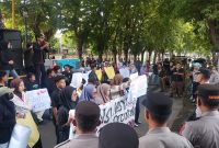 Aliansi Aktivis Perempuan dan Anak saat melakukan aksi di Polres Sumenep (Za - garudajatim.com)