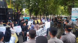 Aliansi Aktivis Perempuan dan Anak saat melakukan aksi di Polres Sumenep (Za - garudajatim.com)