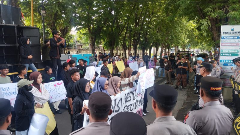 Aliansi Aktivis Perempuan dan Anak saat melakukan aksi di Polres Sumenep (Za - garudajatim.com)