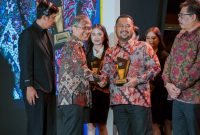 Bupati Gresik, Fandi Akhmad Yani, saat menerima dua penghargaan (Istimewa - garudajatim.com)