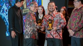 Bupati Gresik, Fandi Akhmad Yani, saat menerima dua penghargaan (Istimewa - garudajatim.com)