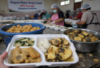 Foto ilustrasi pelaksanaan Program Makan Bergizi Gratis (MBG) di SPPG Saronggi, Kabupaten Sumenep, Jawa Timur mendistribusikan menu MBG berupa nugget berbau tidak sedap serta buah nanas dalam kondisi banyak yang busuk kepada penerima manfaat (Za - garudajatim.com)