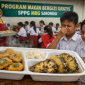 Foto ilustrasi Program Makan Bergizi Gratis (MBG) yang dikelola Satuan Pelayanan Pemenuhan Gizi (SPPG) Saronggi, Kecamatan Saronggi, Kabupaten Sumenep Nugget Bau hingga Nanas Busuk (Za - garudajatim.com)