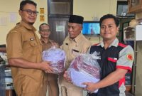 Disdik Sumenep, ketika merealisasikan program pengadaan seragam gratis bagi siswa kelas II jenjang SD dan MI (Za - garudajatim.com)