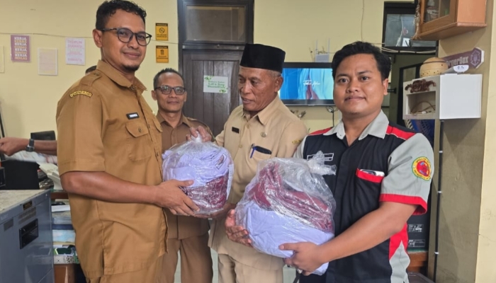 Disdik Sumenep, ketika merealisasikan program pengadaan seragam gratis bagi siswa kelas II jenjang SD dan MI (Za - garudajatim.com)