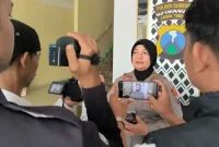 PLT Humas Polres Sumenep, Widiarti, saat diwawancarai (Za - garudajatim.com)
