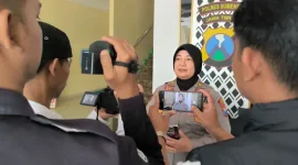 PLT Humas Polres Sumenep, Widiarti, saat diwawancarai (Za - garudajatim.com)
