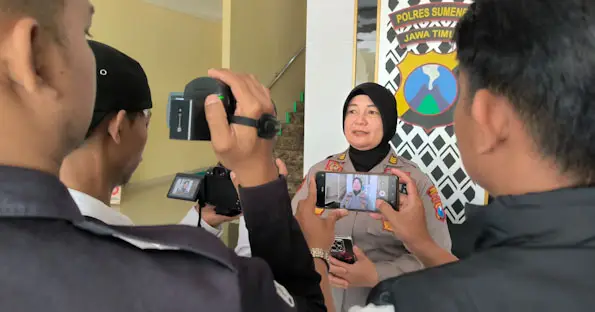 PLT Humas Polres Sumenep, Widiarti, saat diwawancarai (Za - garudajatim.com)
