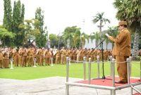 Wakil Bupati Sumenep, KH Imam Hasyim, saat memimpin Apel Gabungan perdana (Za - garudajatim.com)