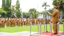 Wakil Bupati Sumenep, KH Imam Hasyim, saat memimpin Apel Gabungan perdana (Za - garudajatim.com)